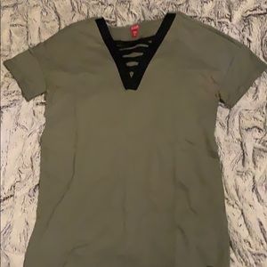 Women’s guess shirt